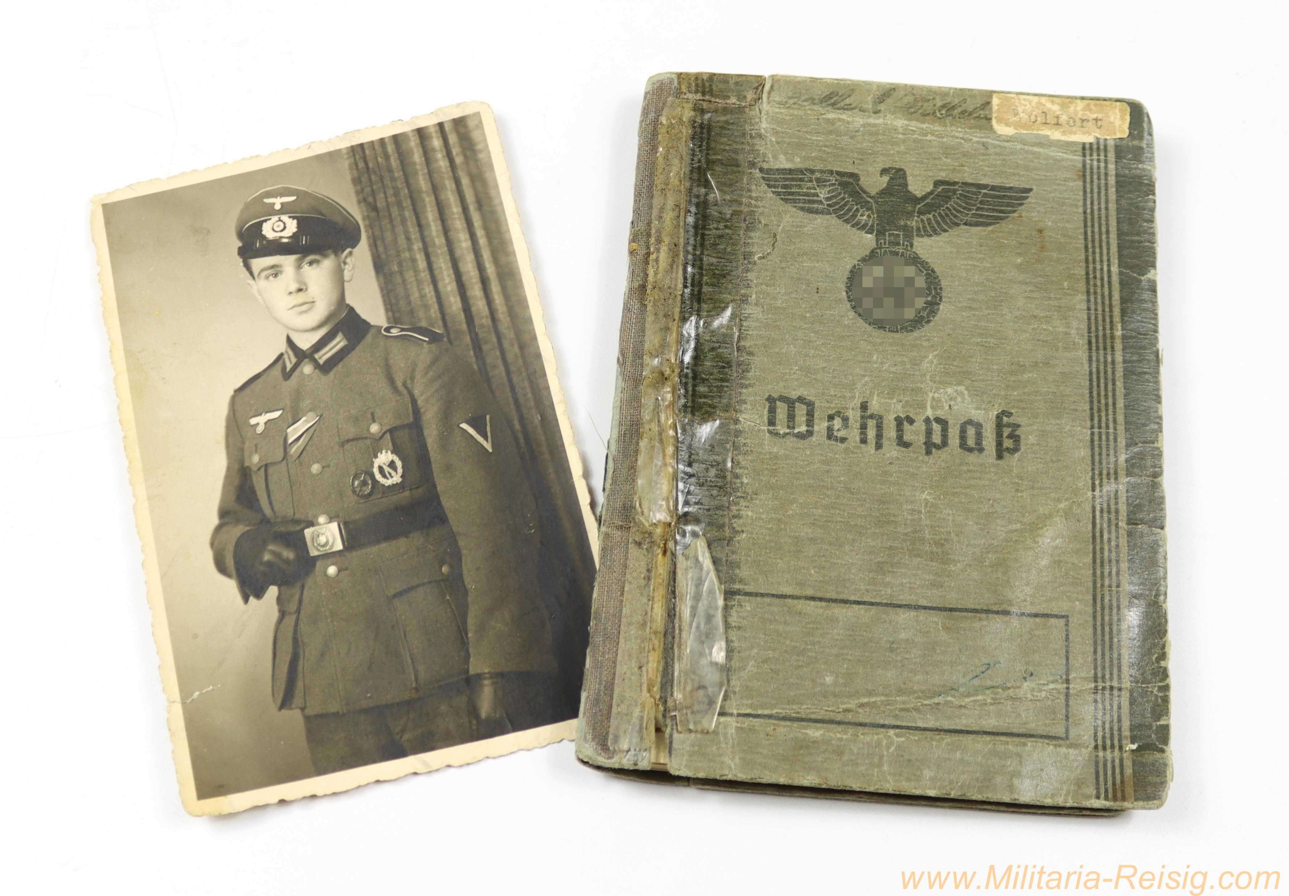 Wehrpass eines Infanteristen mit umfangreichen Gefechts- und Auszeichnungseinträgen