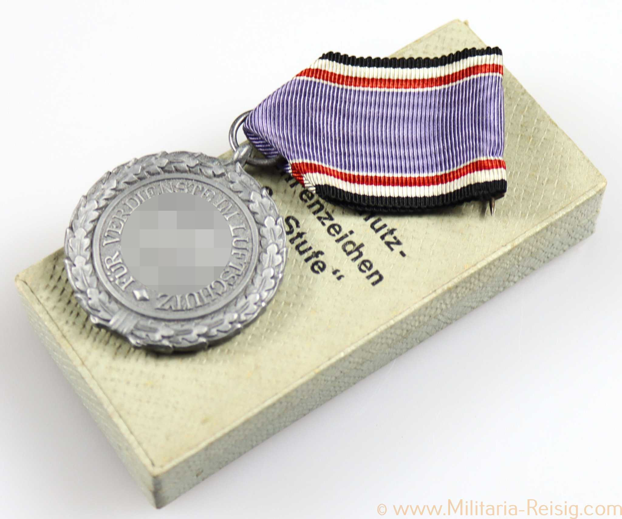 Luftschutz-Ehrenzeichen 2. Stufe am Band mit Quernadel im dazugehörigen Etui.