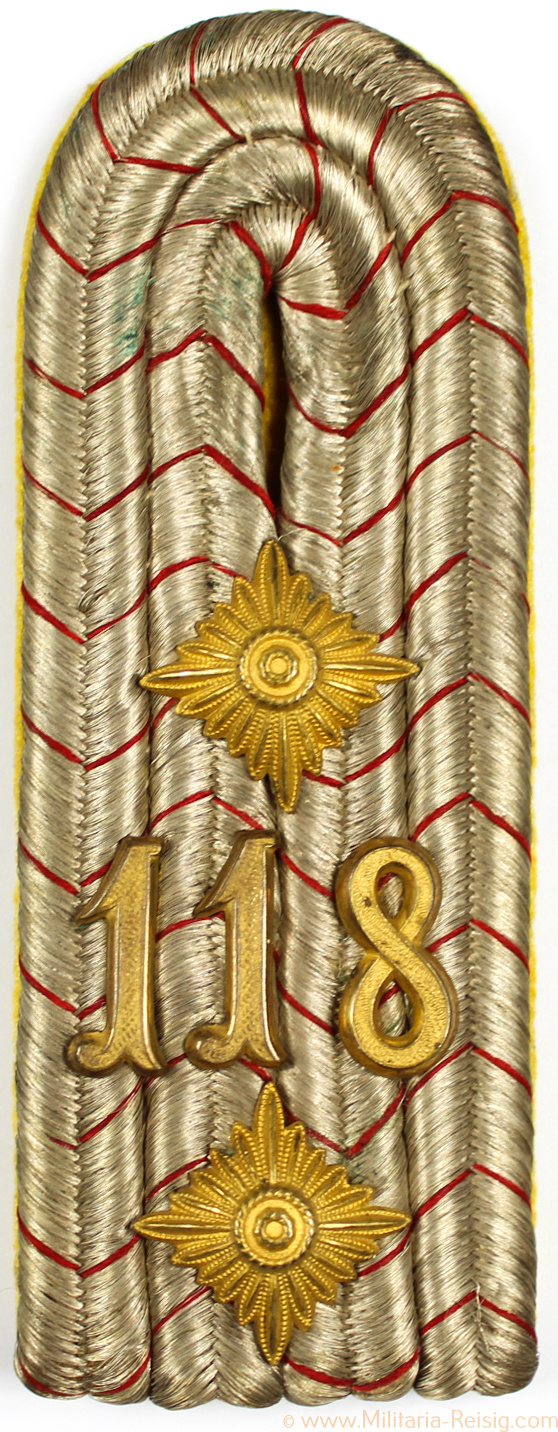 Einzelne Schulterklappe mit Auflage