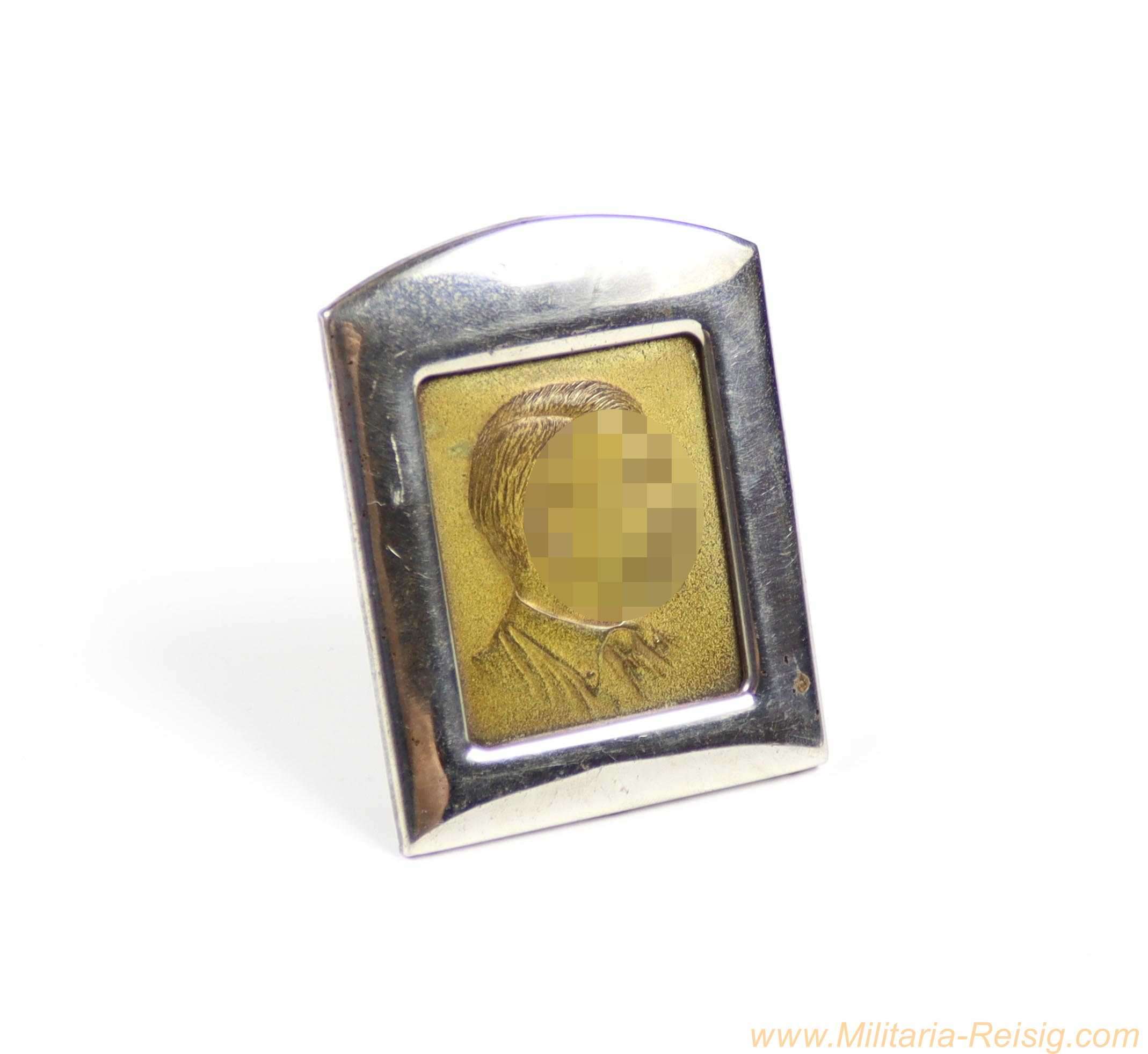 Adolf Hitler Porträtplakette im Metallrahmen - ca. 7,5 x 6 cm – mit Aufsteller