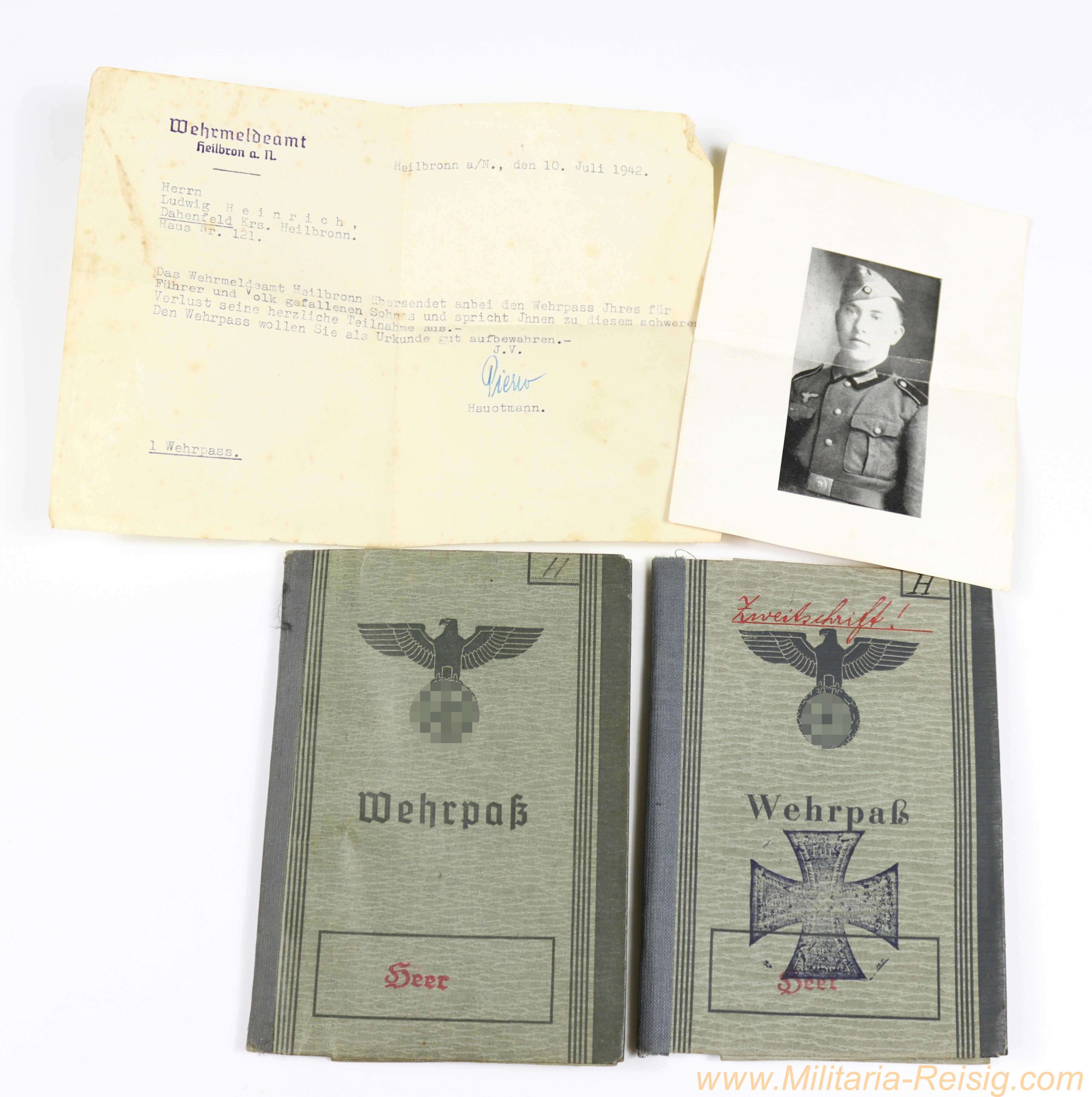 2x Wehrpass Heer (Gefreiter, Infanterie-Regiment) mit Einträgen, gefallen 18.05.1942, inkl. Foto & Schreiben Wehrmeldeamt Heilbronn