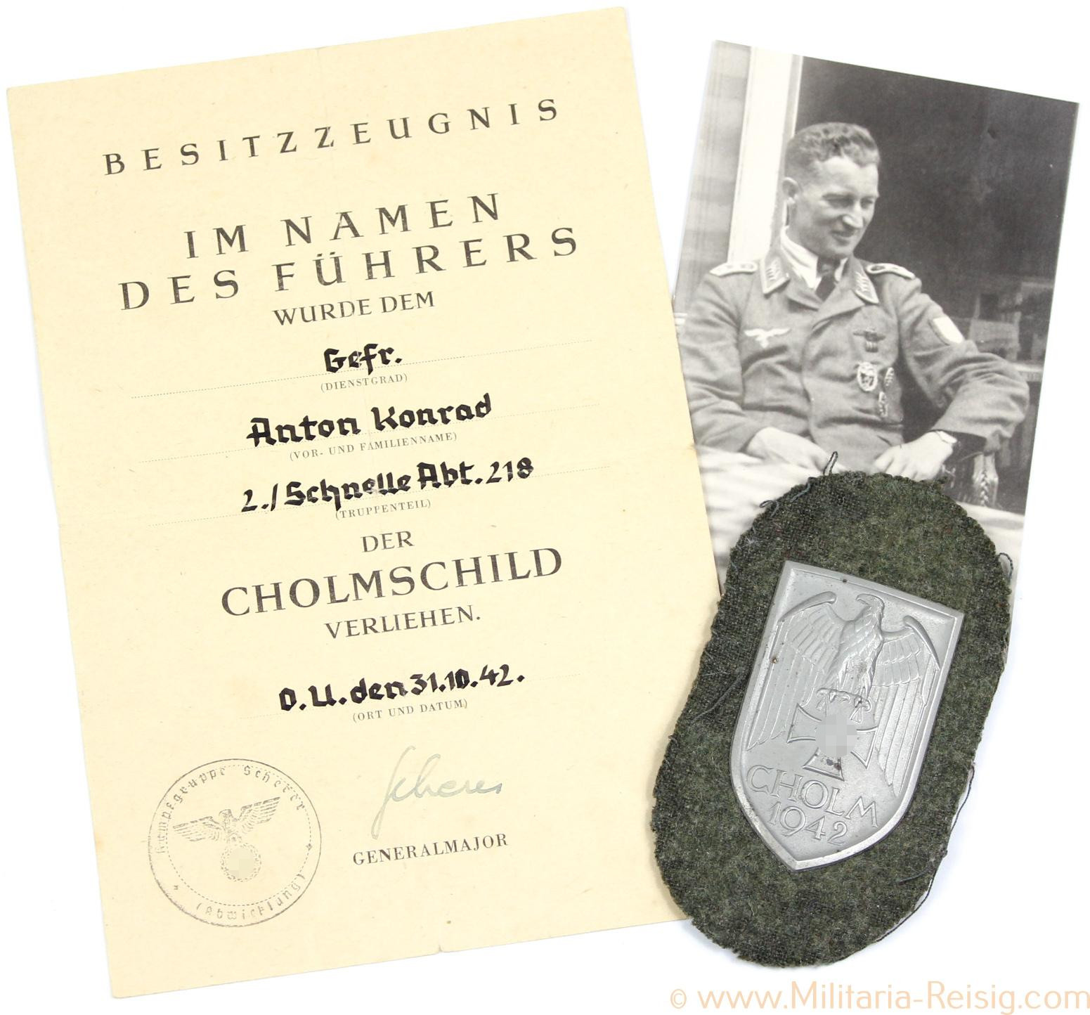Cholmschild und Urkunde des Gefr. Anton Konrad, Kampfgruppe Scherer
