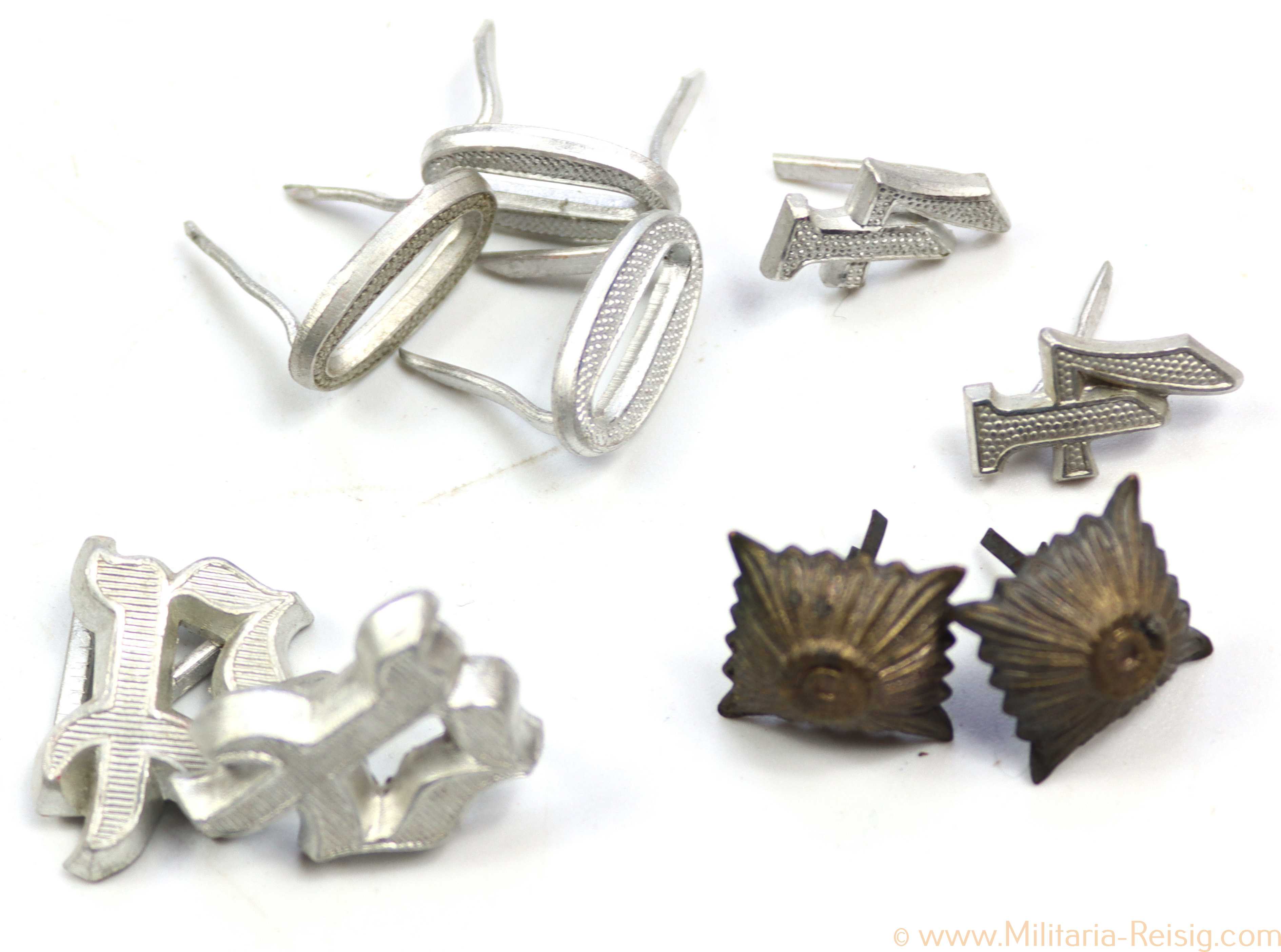 Verschiedene Auflagen für die Schulterklappen