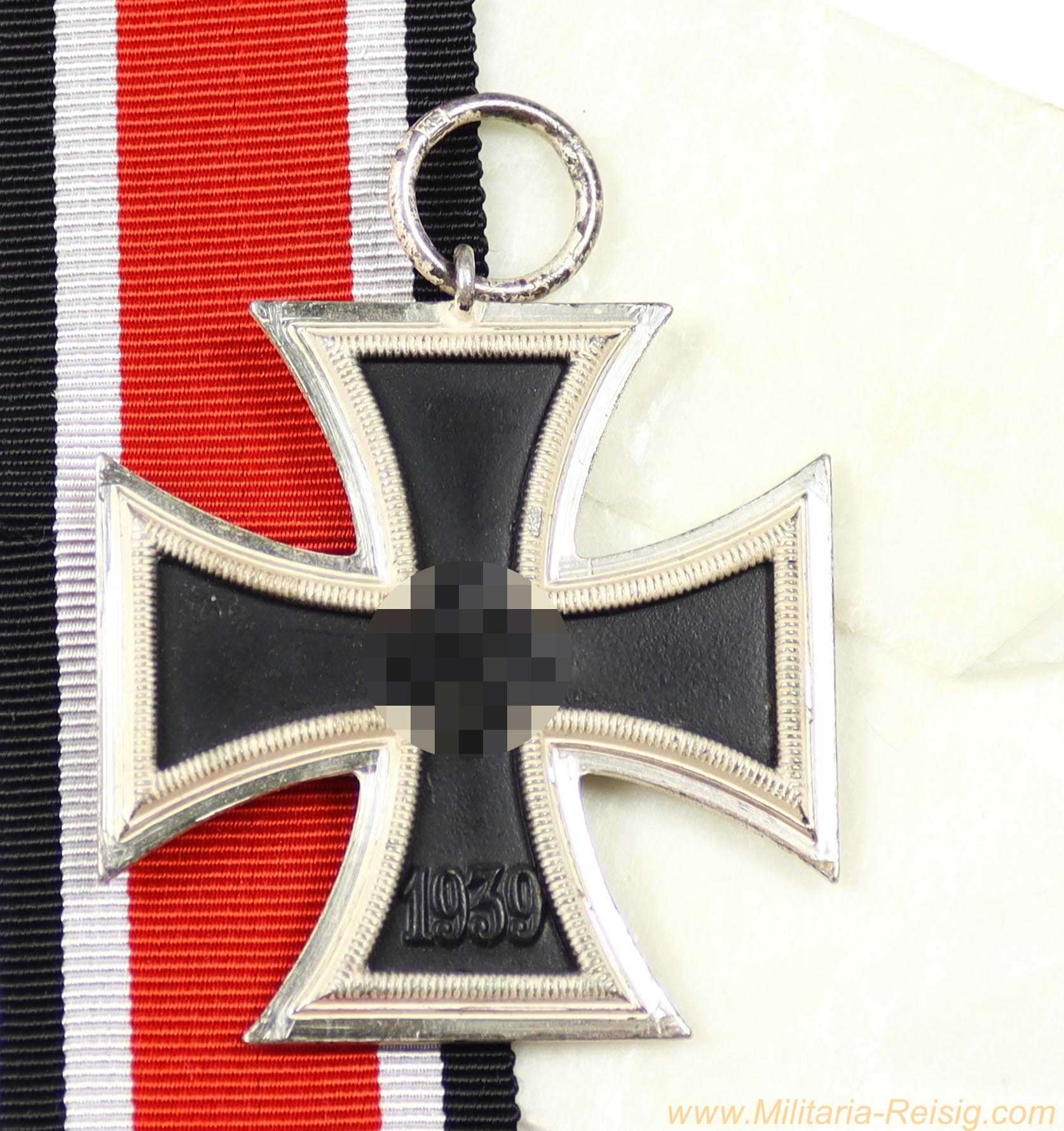 Eisernes Kreuz 2. Klasse 1939, Hersteller "113" – Hermann Aurich, Dresden, mit Verpackungstüte