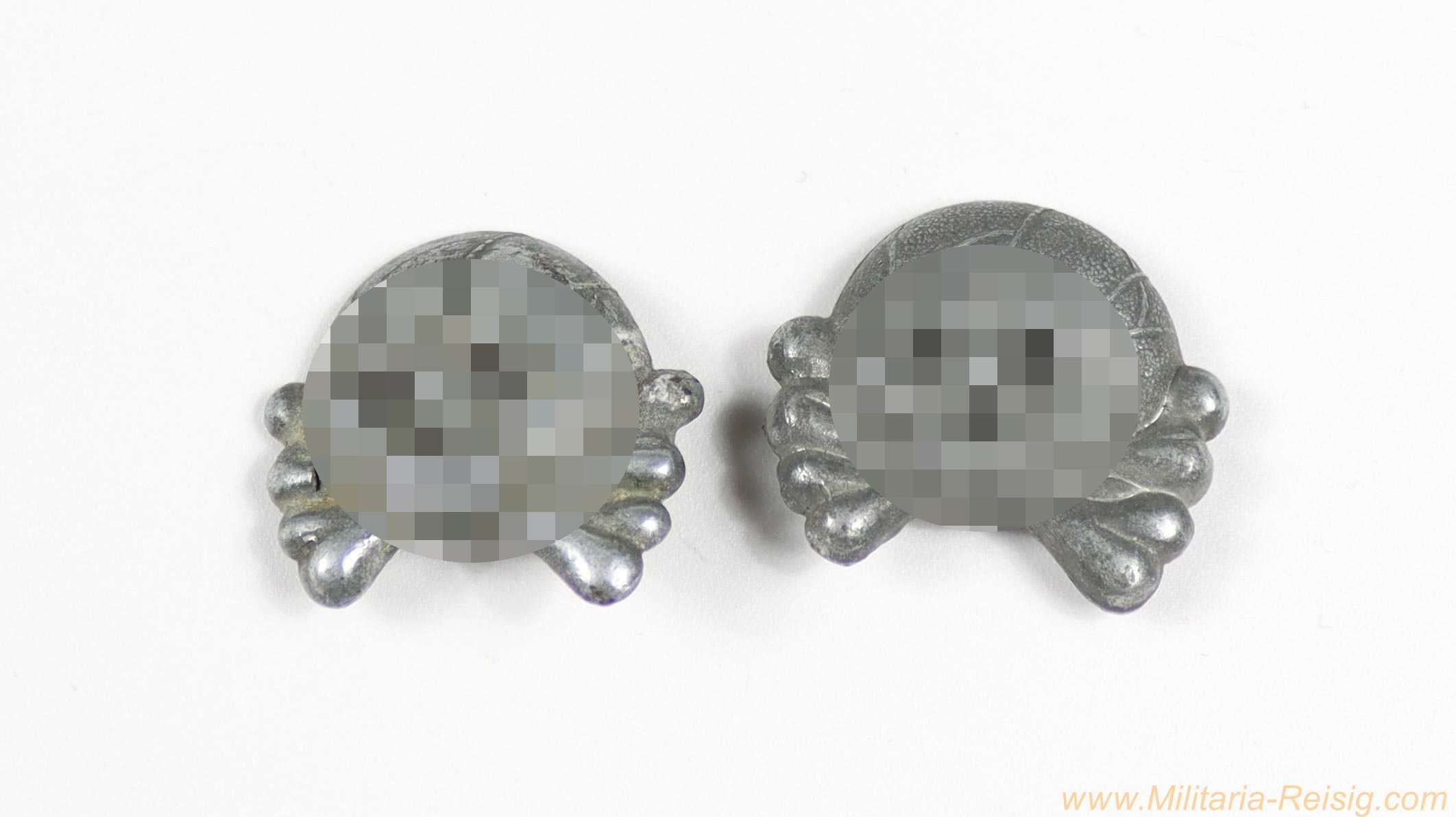 2x Wehrmacht Totenkopf-Auflage für Kragenspiegel Panzertruppe