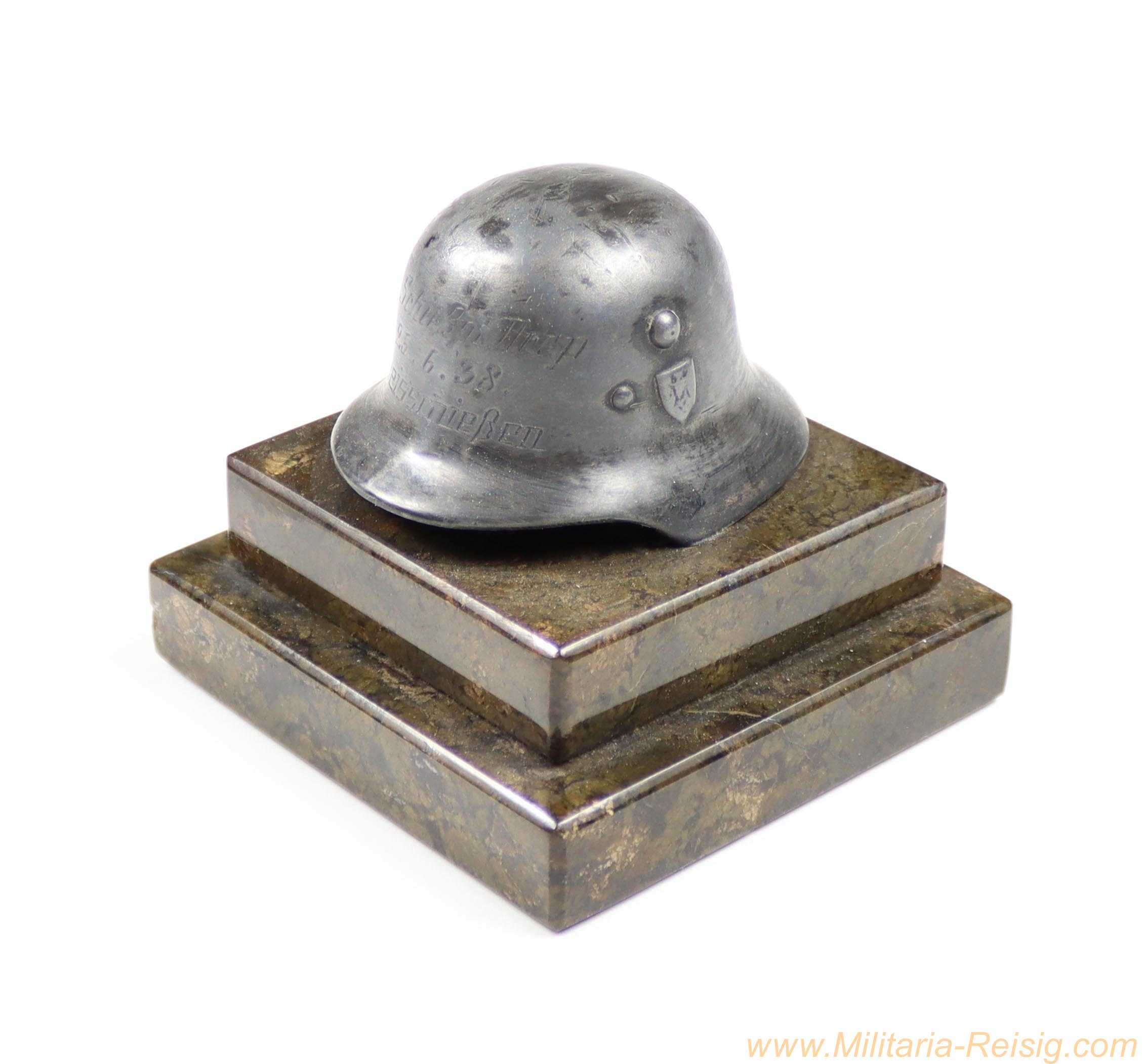 Stahlhelm auf Marmorsockel mit Gravur "Flak-Schießplatz Deep 25.6.38 Preisschießen"