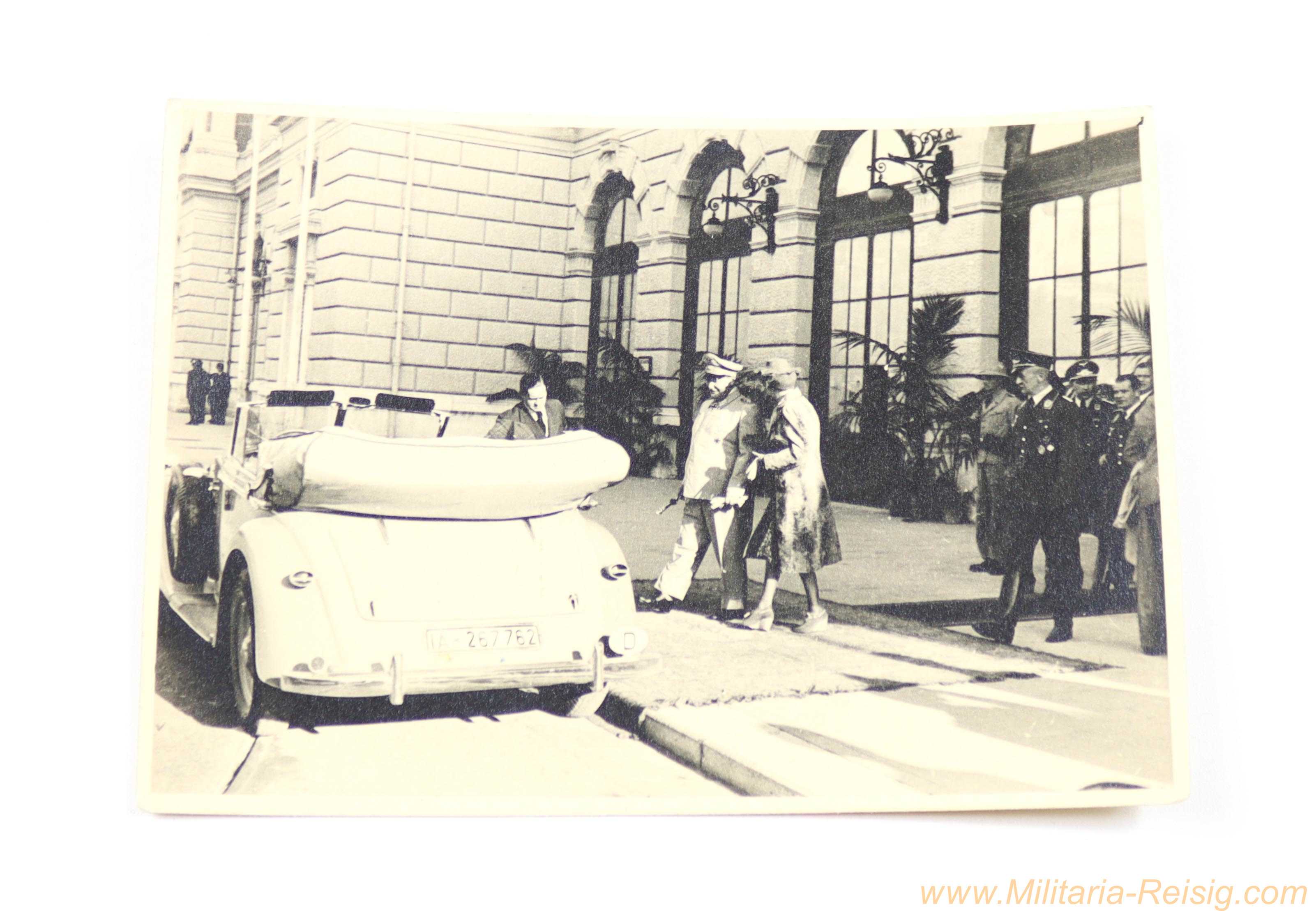 Foto "Hermann und Emmy Göring" vor Gebäude mit Dienstwagen