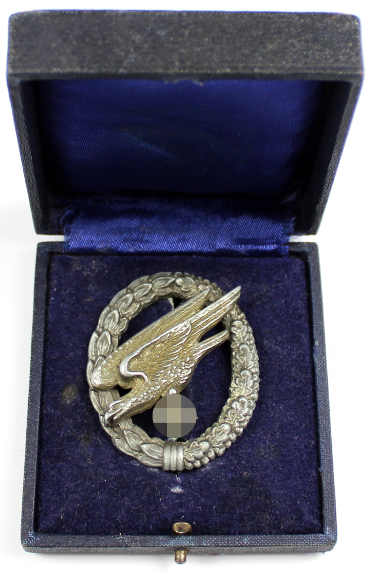 Fallschirmschützenabzeichen im Etui, Herst. C.E. Juncker, Berlin J3