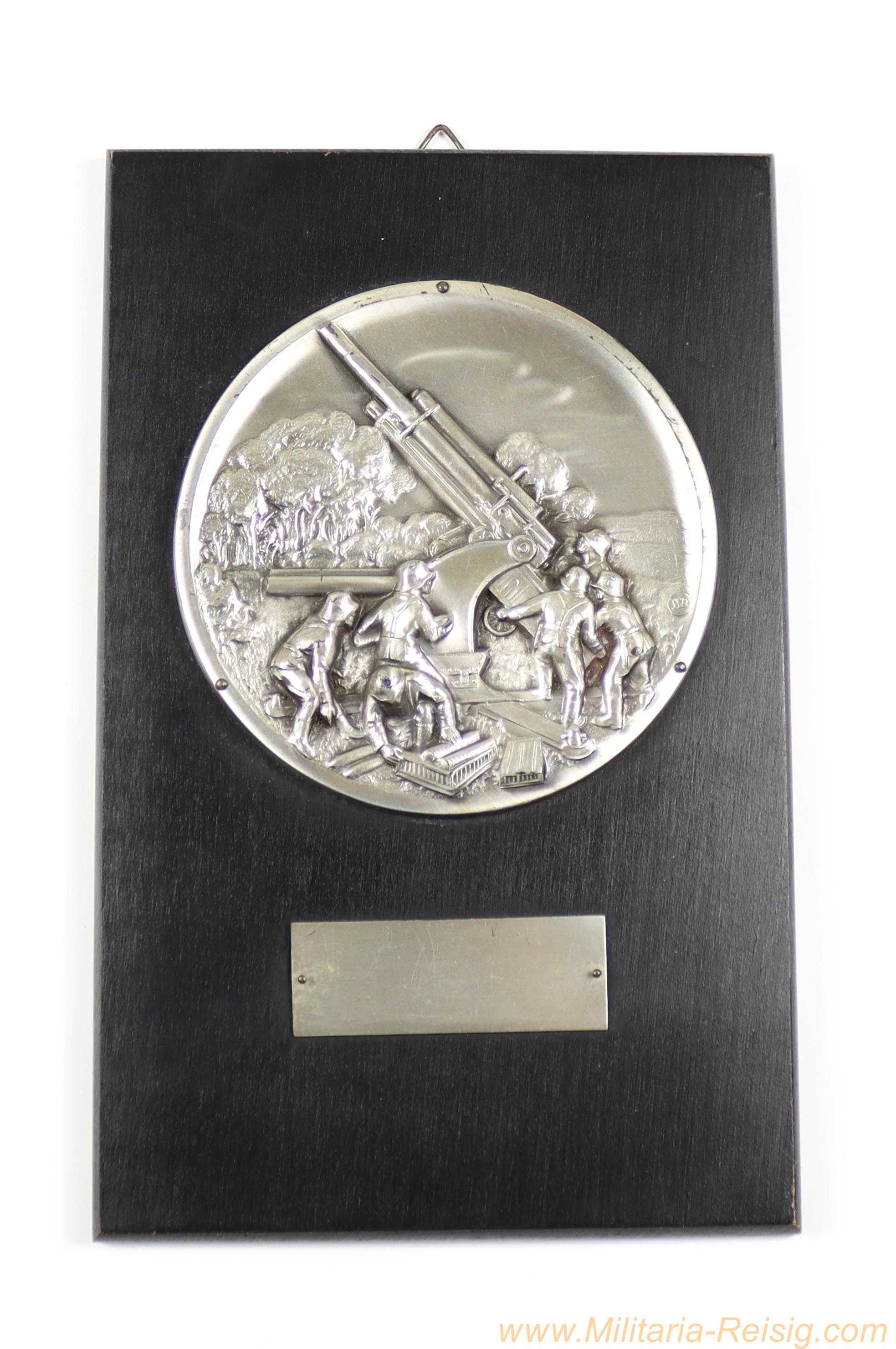 Wehrmacht Relief auf Holzplatte – Flakgeschütz-Szene, Hersteller "HB"