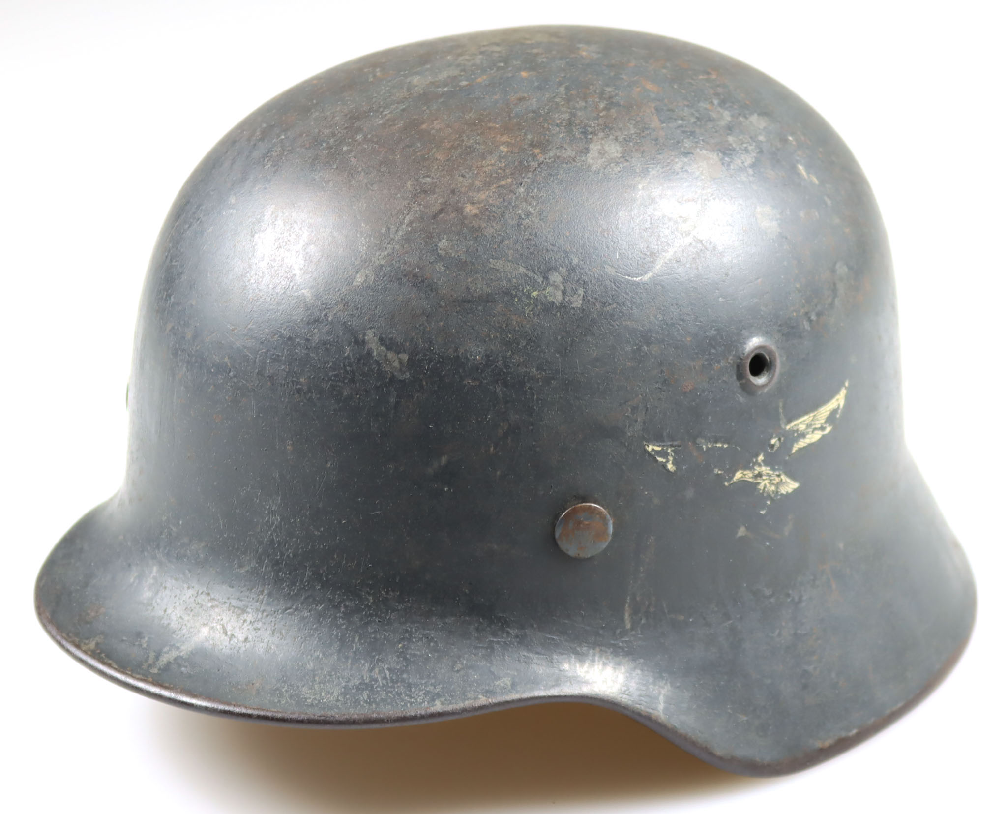 M40 Stahlhelm der Luftwaffe mit einem Emblem, Hersteller ET64