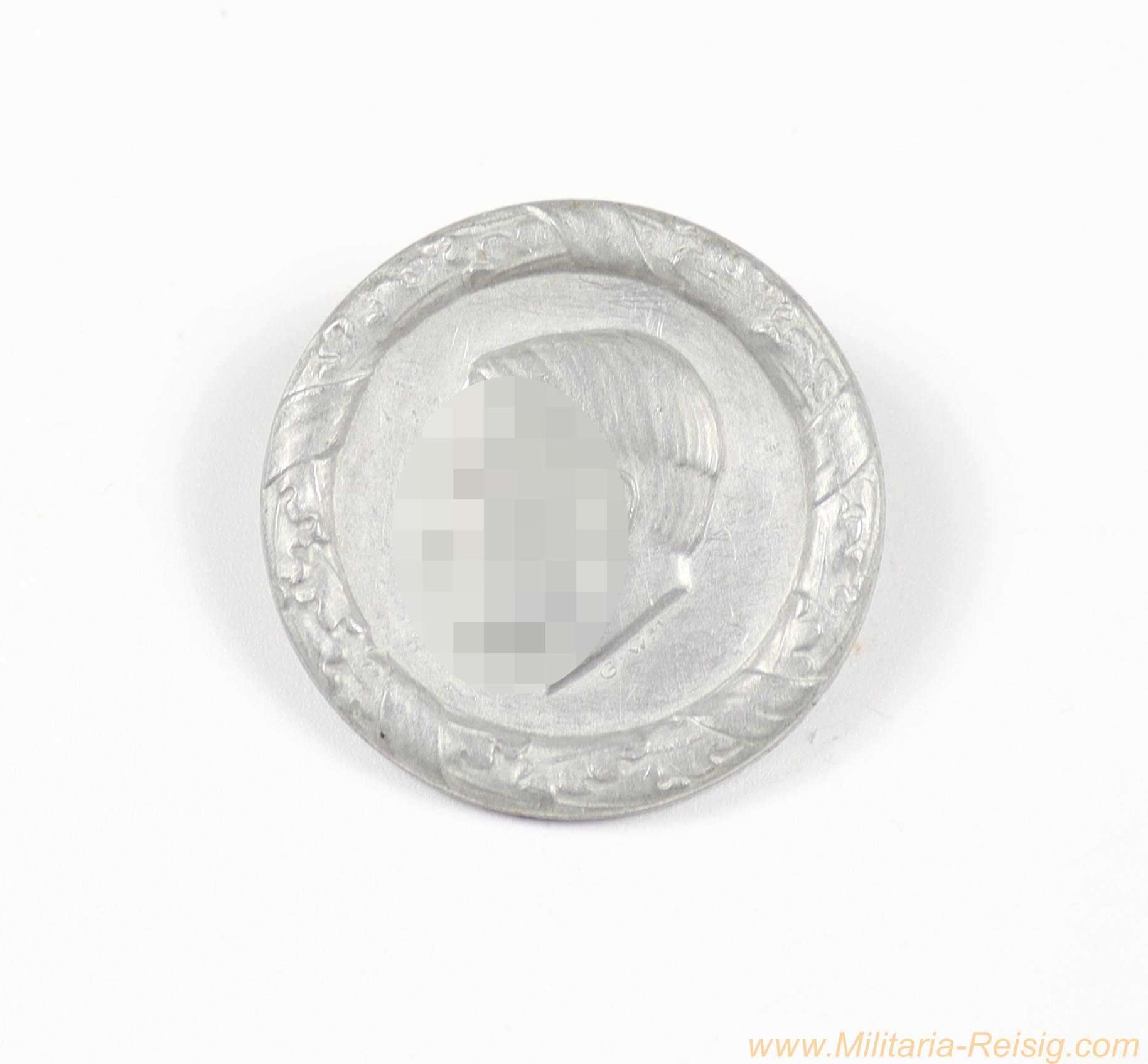 Winterhilfswerk "W.H.W." Abzeichen 1935/36 mit Porträt "Adolf Hitler" – Hersteller "Deschler u. S., München 9"