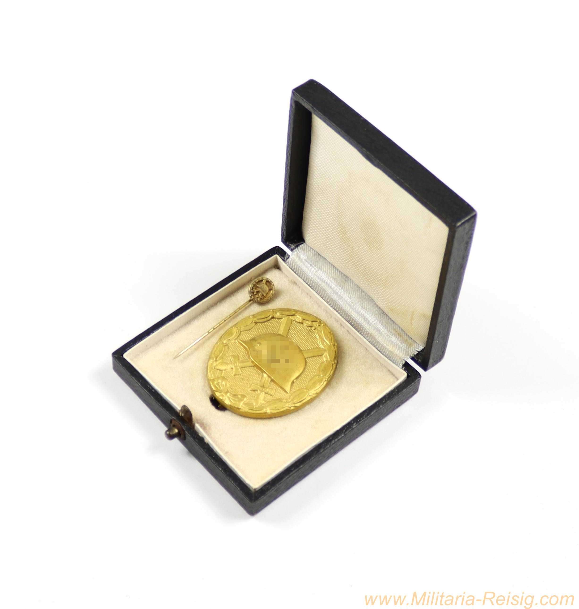Verwundetenabzeichen in Gold im Etui mit Anstecknadel, Hersteller "Hauptmünzamt Wien" (30)