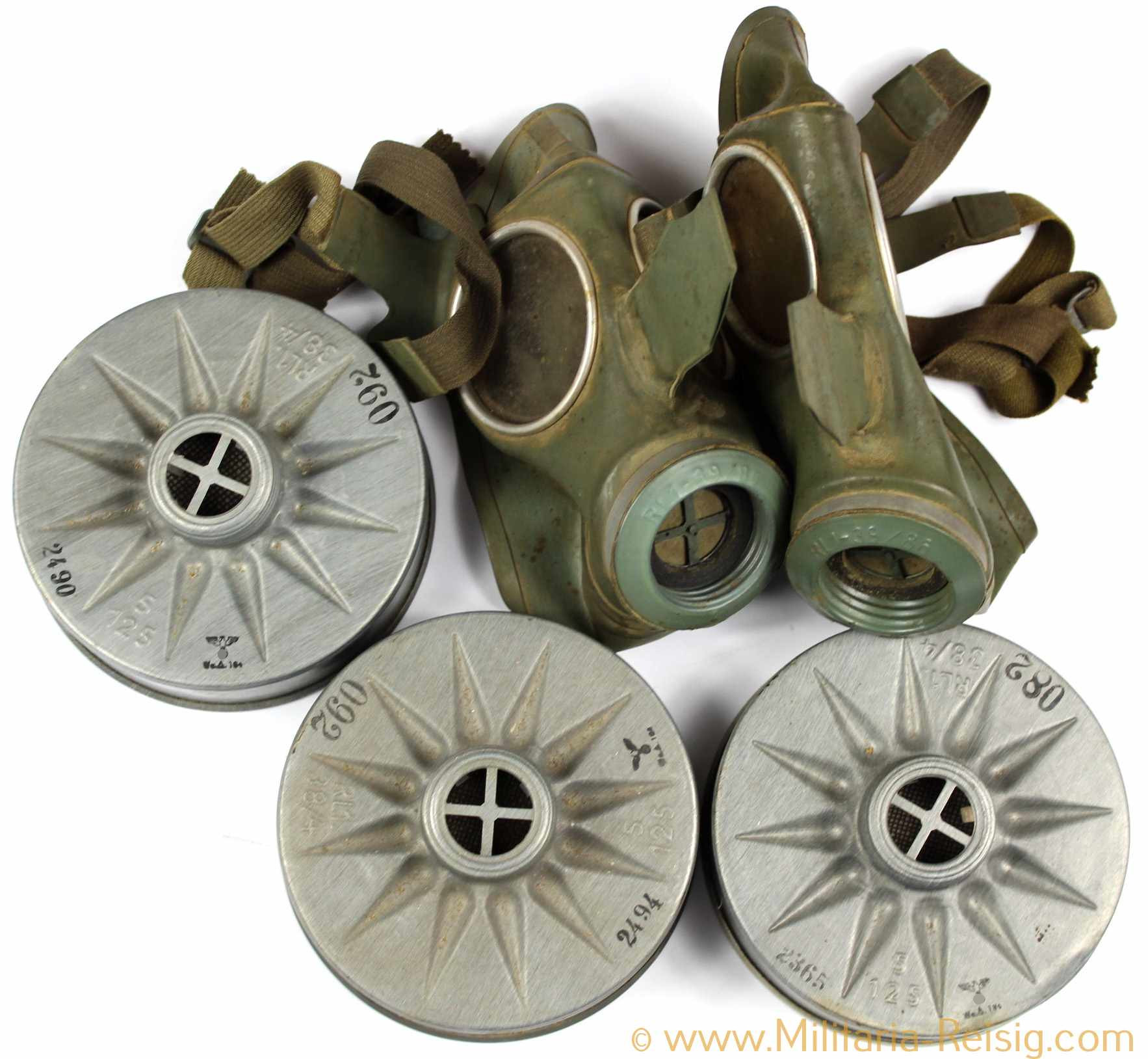 2 Luftschutzgasmasken und Zubehör