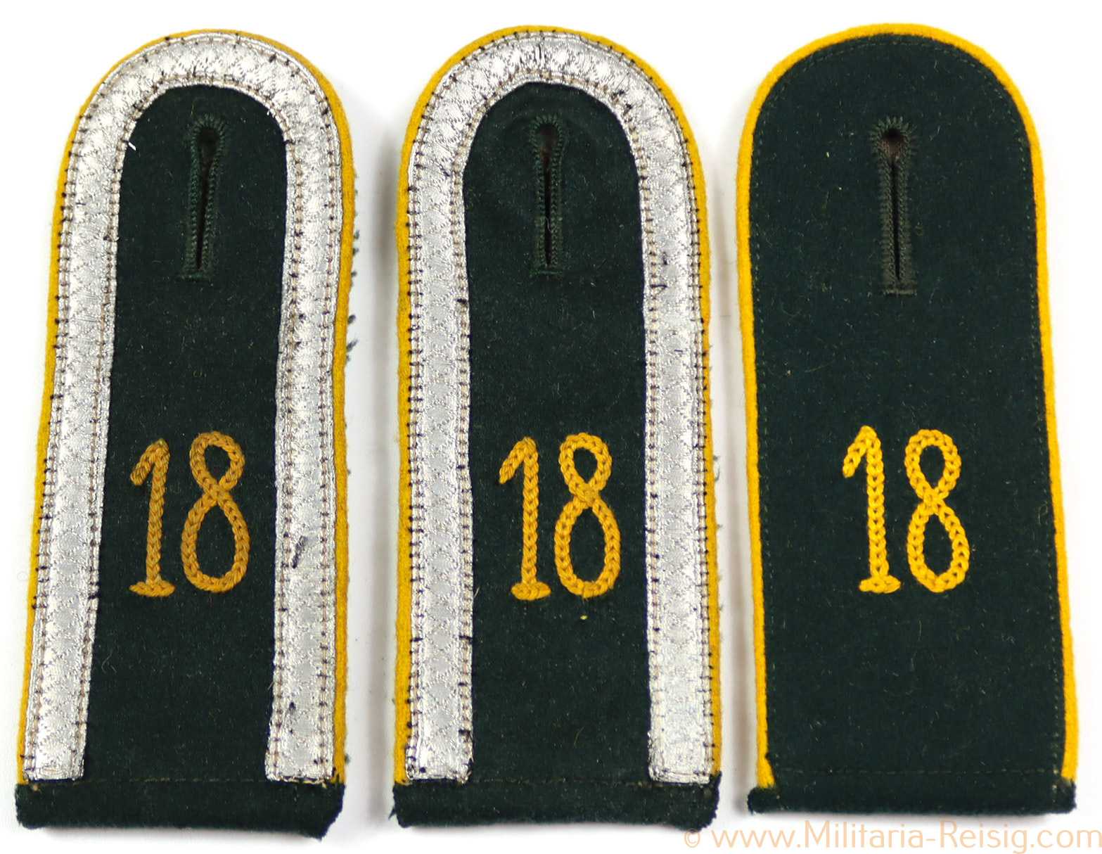 Paar und einzelne Schulterklappe für einen Unteroffizier u. Mannschaften im Kavallerie Regiment 18
