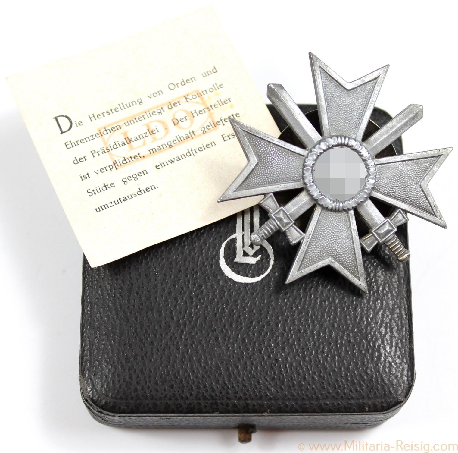 Kriegsverdienstkreuz 1. Klasse mit Schwertern im LDO-Etui 1. Form, Hersteller L/52