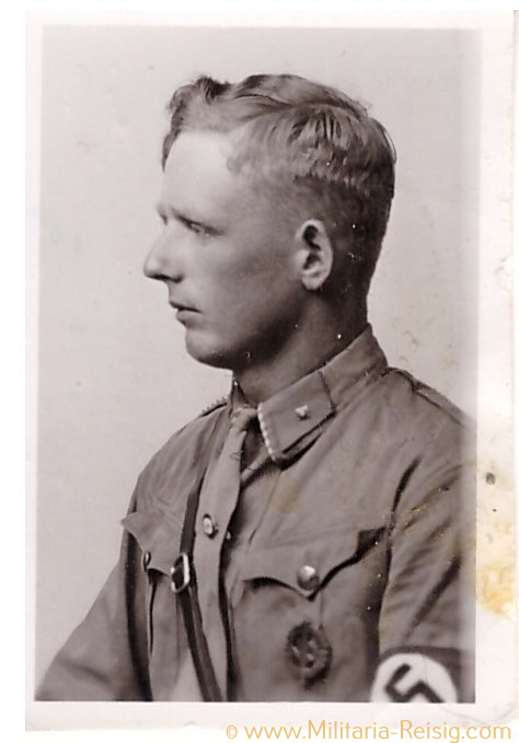 Foto eines Scharführers / SA Mann in Uniform, Sportabzeichen, Parteiabzeichen