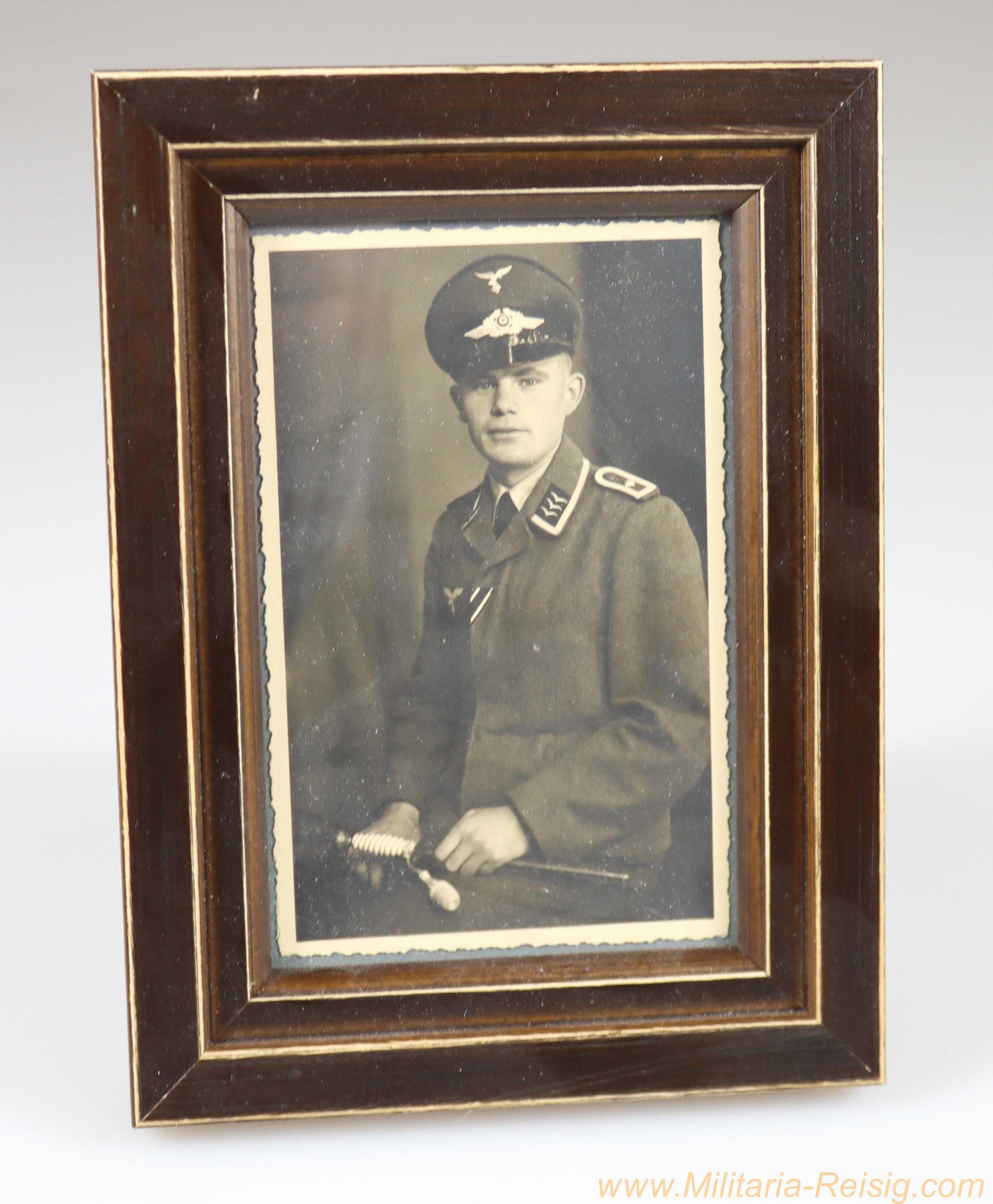 Gerahmtes Foto eines Feldwebels der Luftwaffe