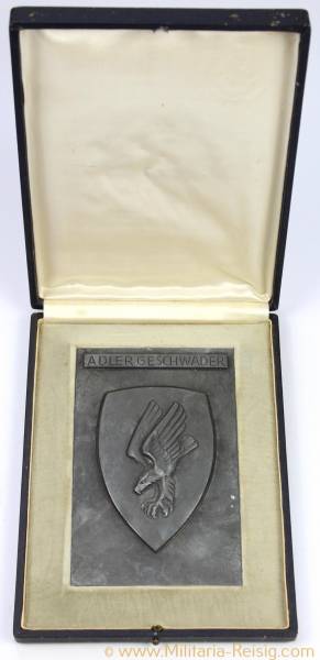 Adlerschild des Kampfgeschwaders 30 im Verleihungsetui