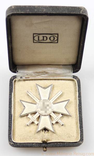 Kriegsverdienstkreuz 1. Klasse mit Schwertern im LDO-Etui, Hersteller L/11