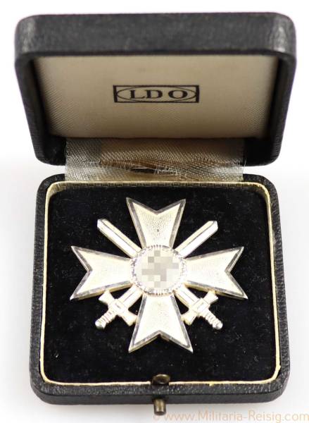 Kriegsverdienstkreuz 1. Klasse mit Schwertern im LDO-Etui, Hersteller L/11