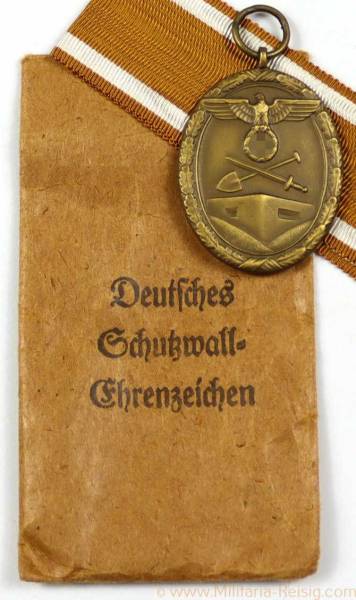 Schutzwall Ehrenzeichen mit Verleihungstüte, Herst. Ferdinand Wiedmann, Frankfurt am Main