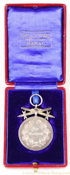 Silberne Verdienstmedaille 2. Modell mit Schwertern im Etui 1909-1918