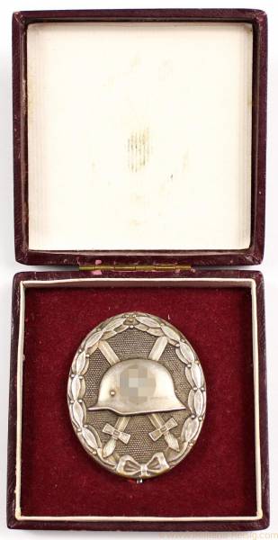 Verwundetenabzeichen in Silber im Etui, Herst. 30 (Hauptmünzamt Wien) mit Schwertnadel