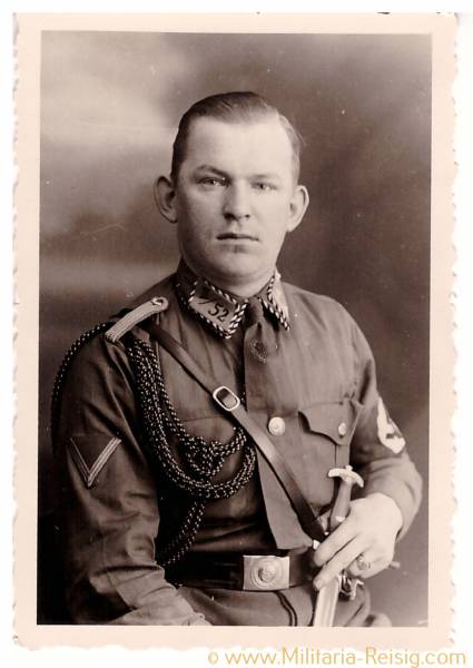 Foto eines Sturmführers / SA-Mann in Uniform, Parteiabzeichen, Patriotischer Ring, SA