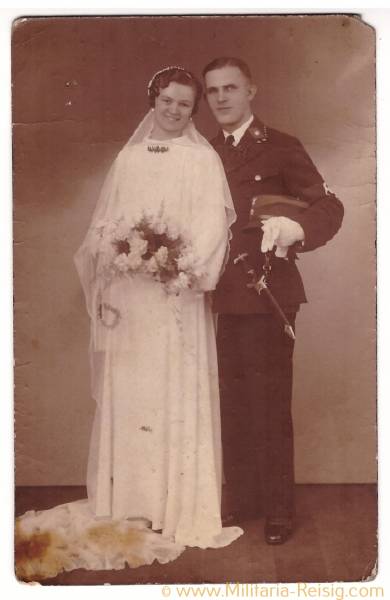 Foto Postkarte / Hochzeitsfoto eines Scharführers mit Ehefrau / SA Mann in Uniform, SA Dienstdolch
